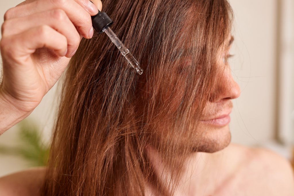 Morning vs. Night: When Is the Best Time to Apply Hair Serum? Featured Image 00023